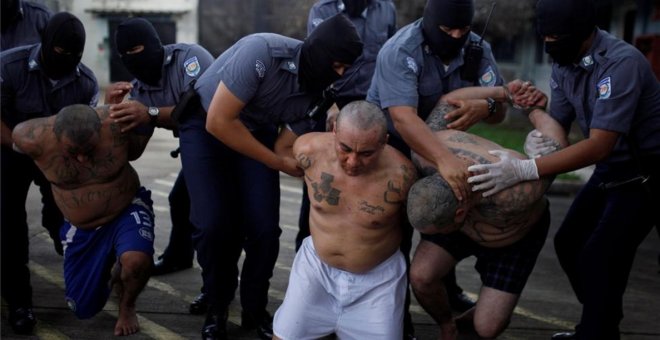 La policía de Guatemala detiene a varios miembros de la mara Salvatrucha. REUTERS / JOSE CABEZAS