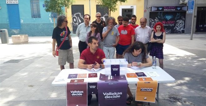 Un momento de la rueda de prensa de la plataforma Vallekas Decide. EUROPA PRESS