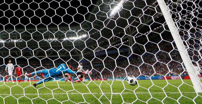 El afortunado gol de Costa. (DIEGO AZUBEL | EFE)