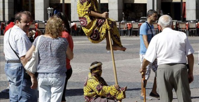 Unos hombres posan como estatuas vivientes para los turistas en la madrileña Plaza Mayor.- EFE