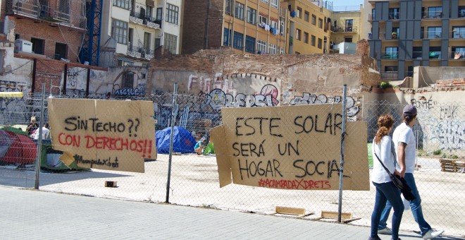 Pancartas de protesta del colectivo de personas sin techo agrupadas en la iniciativa Acampada x Drets, que se ha desplazado desde Plaza Catalunya a un un solar equivalente a medio campo de fútbol en Arco del Triunfo. - JORGE GARCÍA LÓPEZ