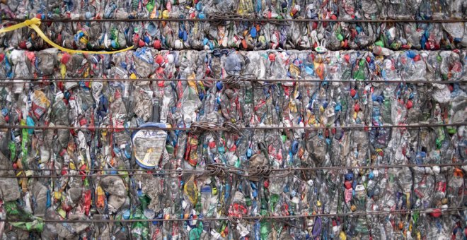 Miles de botellas de plástico en una planta de reciclaje de Beijing. AFP