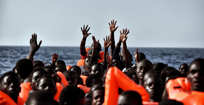 una grupo de personas antes de ser rescatados en el Mediterráneo.- ARIS MESSINIS / AFP ARCHIVO