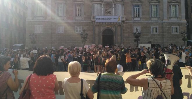 Concentració contra l'alliberament de 'La Manada' a la plaça Sant Jaume de Barcelona.