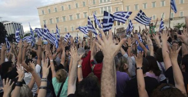 Ciudadanos griegos protestan en la plaza Sintagma de Atenas (Grecia) contra el Gobierno del país. / EFE