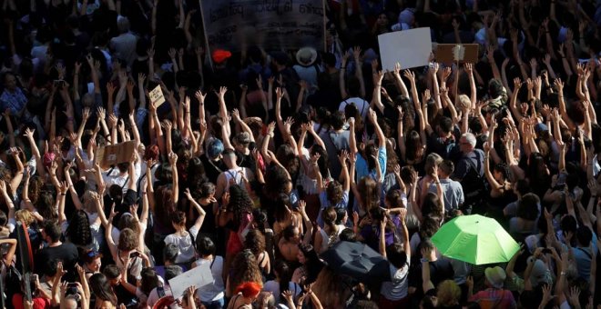 Manifestación de mujeres en Madrid, esta tarde ante el Ministerio de Justicia, en protesta por la puesta en libertad de 'La Manada'. (JUAN CARLOS HIDALGO | EFE)