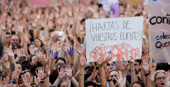 Manifestación de mujeres en Madrid, esta tarde ante el Ministerio de Justicia, en protesta por la puesta en libertad bajo fianza de los cinco miembros de 'La Manada'. EFE/Juan Carlos Hidalgo
