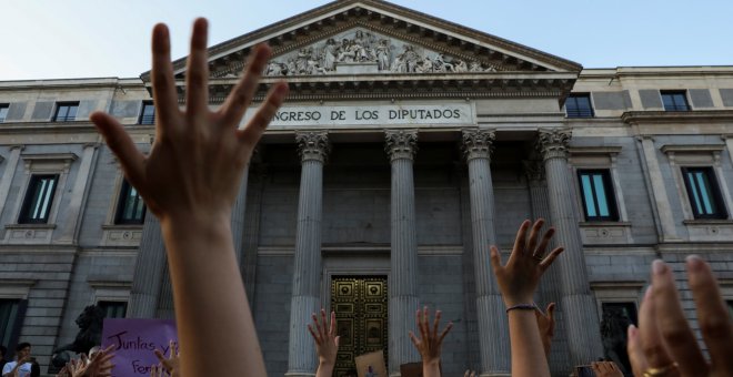 Manifestación en Madrid, ante el Congreso de los Diputados, donde las mujeres han protagonizado una sentada. REUTERS/Susana Vera