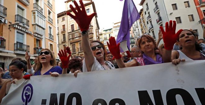 Manifestación en Pamplona en protesta por la puesta en libertad bajo fianza de los cinco miembros de 'La Manada'. EFE/ Villar López