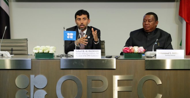 El ministro de los Emiratos Árabes Unidos y presidente de la OPEP, Suhail Mohamed Al Mazrouei, con el secretario general del cártel, Mohammad Barkindo, en la rueda de prensa tras la reunión de los países productores de petróleo en Viena. REUTERS/Heinz-Pet