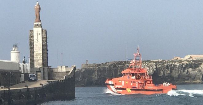 Uno de los barcos de Salvamento Marítimo efectúan el rescate de 16 pateras en el Estrecho y el Mar de Alborán./TWITTER