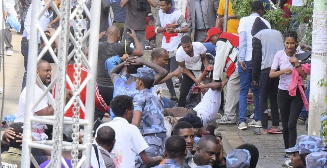 n hombre herido es ayudado después de que se produjera una explosión en un mitin del primer ministro de Etiopía./EFE