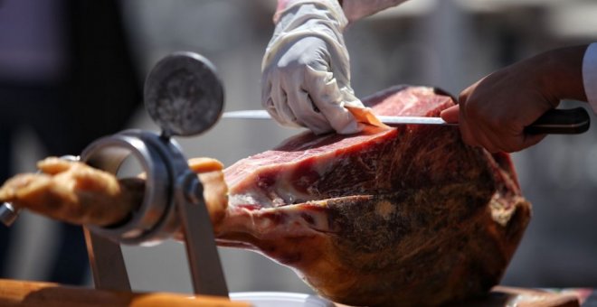 Un profesional corta jamón. EFE/Archivo