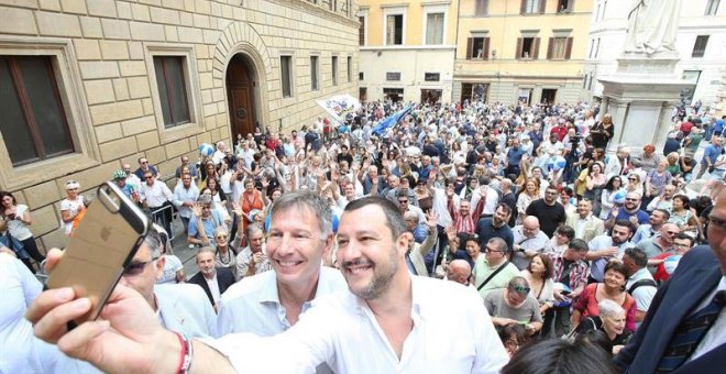 El ministro de Interior italiano, Matteo Salvini, a la derecha de la imagen, posa junto al candidato a la alcaldia de Siena Luigi De Mossi en Siena al cierre de la campaña. (Fabio di Pietro | EFE)