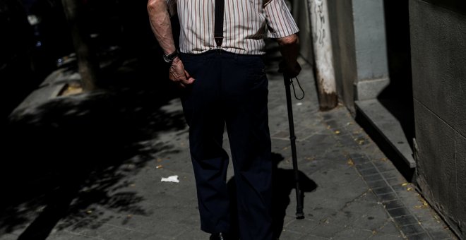 Un pensionista camina por una calle de Madrid. REUTERS/Susana Vera