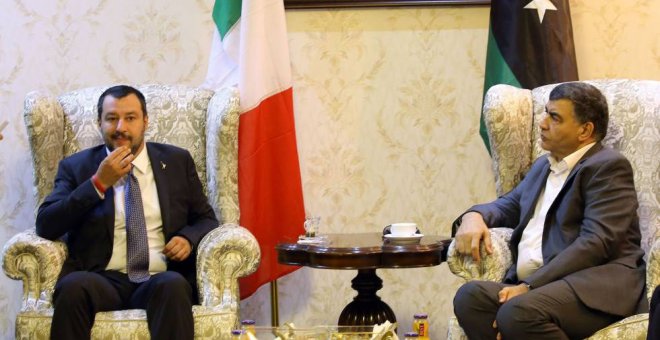 El ministro del Interior de Italia, Matteo Salvini (i), durante el encuentro con un oficial libio en Trípoli. MAHMUD TURKIA AFP