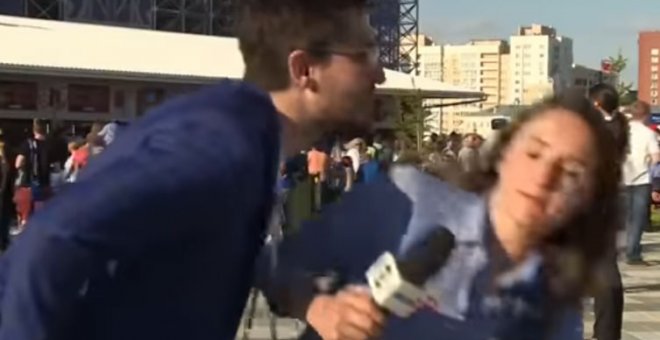 Un hombre acosa a una periodista brasileña al intentar besarla en pleno directo.