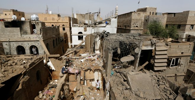 Supervivientes de un bombardeo en Amran, Yemen. |  REUTERS/Khaled Abdullah