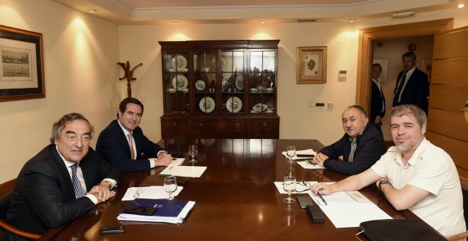 Los presidentes de CEOE y de Cepyme, Juan Rosell (i) y Antonio Garamendi (2i) y los secretarios generales de UGT y CCOO, Pepe Álvarez (2d) y Unai Sordo (d), durante la reunión para cerrar el acuerdo de negociación colectiva. EFE/ Fernando Villar