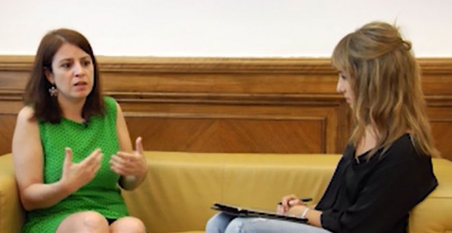 La portavoz del grupo parlamentario socialista, Adriana Lastra, durante la entrevista con la directora de 'Público', Ana Pardo de Vera. /PÚBLICO