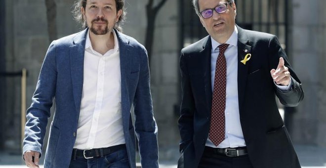 El presidente catalán, Quim Torra, y el secretario general de Podemos, Pablo Iglesias, momentos antes de la reunión que mantuvieron ayer en el Palau de la Generalitat.