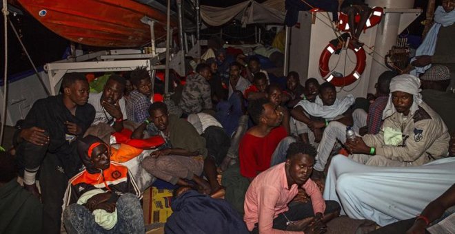 Varios migrantes descansan a bordo del buque Lifeline de la ONG alemana Mission Lifeline. - EFE