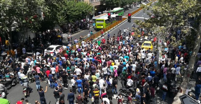 Decenas de iraníes protestan este lunes en Teherán. - AFP / ATTA KENARE
