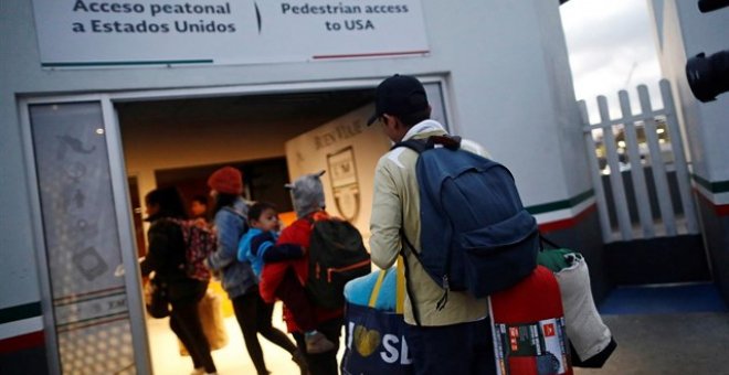 Familias de migrantes que llegan a la frontera sur de Estados Unidos. / Reuters