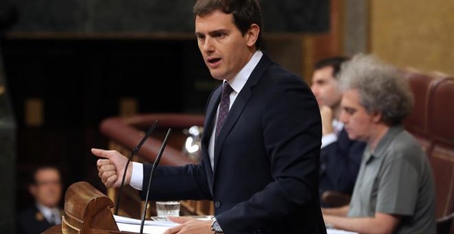 El líder de Ciudadanos, Albert Rivera, durante su intervención en el pleno del Congreso ante el que comparece hoy el jefe del Ejecutivo, Pedro Sánchez, para informar de la posición que trasladará al primer Consejo Europeo al que asiste como jefe del Ejecu