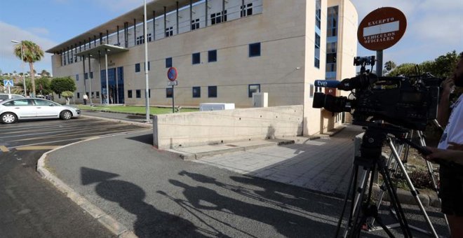 Varios medios de comunicación a las puertas del edificio de los juzgados de San Bartolomé de Tirajana donde esperaban la llegada de los cuatro detenidos sospechosos de agredir sexualmente a una joven la noche de San Juan en el sur de Gran Canaria, una cau