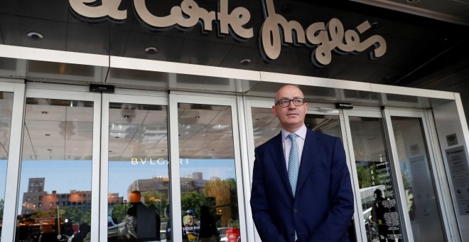 Jesús Nuño de la Rosa, presidente ejecutivo de El Corte Inglés, en la entrada de una de las tiendas del gruop. EFE/Chema Moya