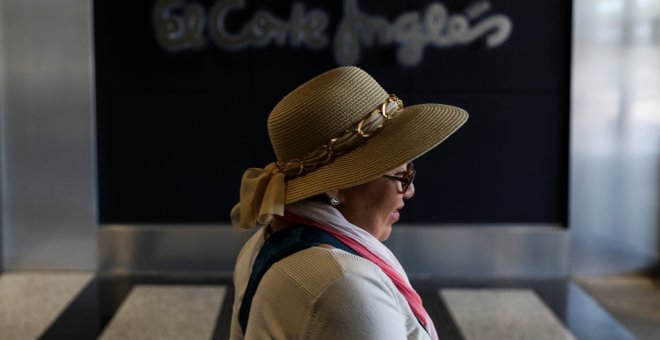Una mujer, junto a una de las tiendas de El Corte Inglés en Madrid. REUTERS/Susana Vera