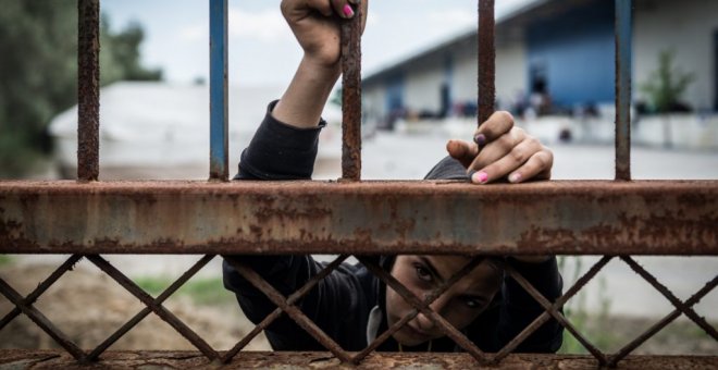 Una joven refugiada en un campo de refugiados en Grecia – Ignacio Marín
