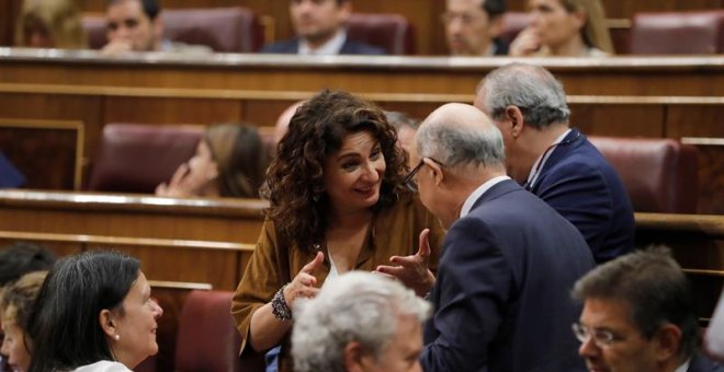 La ministra de Hacienda María Jesús Montero conversa con el exministro Montoro. EFE/Juan Carlos Hidalgo