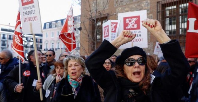 Protesta de los trabajadores del Teatro de la Zarzuela contra la fusión con el Teatro Real. / EFE