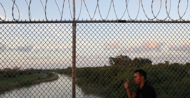 Un hombre camina por el puente que cruza el puente internacional de Río Grande, lugar de paso de migrantes entre México y EEUU./REUTERS