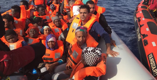 Imagen de la embarcación rescatada frente a las costas libias por el barco Open Arms.- PROACTIVA OPEN ARMS