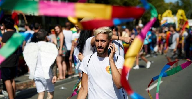 Assistents a la desfilada Pride 2018 de Barcelona, dedicada  aquest any a les persones refugiades LGTBI. EFE/Alejandro García