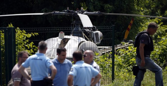 El helicóptero en el que se escapó el reo Redoine Faïd apareció incendiado en un aeropuerto cercano.- AFP