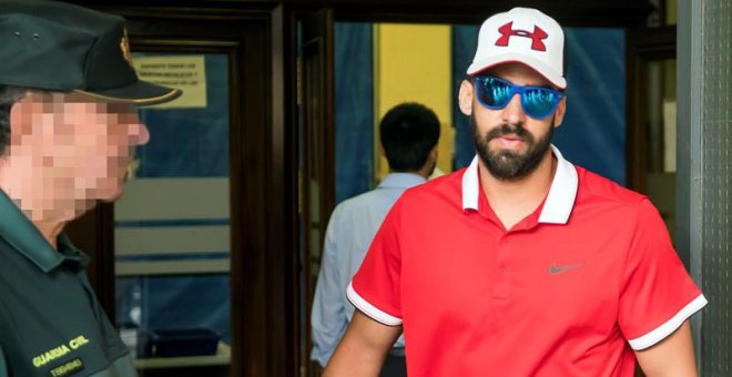 Antonio Manuel Guerrero, uno de los cinco integrantes de 'La Manada', a su llegada al juzgado de guardia de Sevilla. (RAÚL CARO | EFE)