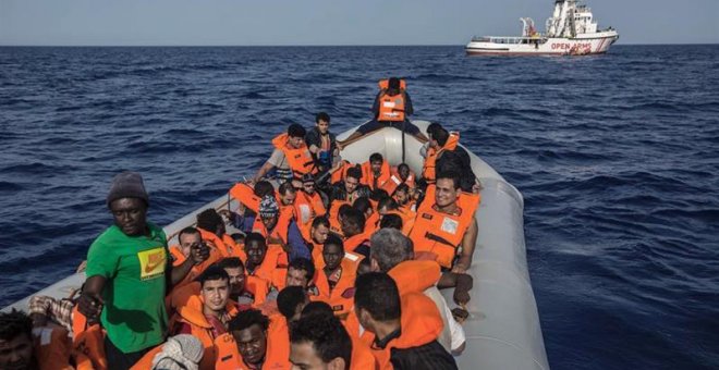 Fotografía facilitada por Proactiva Open Arms, del rescate de 60 migrantes frente a las costas de Libia, los cuales viajan en la embarcación Open Arms rumbo al Puerto de Barcelona/EFE