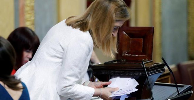 La presidenta de la cámara, Ana Pastor, sostiene unos votos durante el pleno del Congreso de los Diputados, en el que se debate la elección del nuevo Consejo de Administración y el presidente de RTVE.