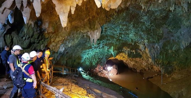 29/06/2018.- Fotografía de archivo que muestra a varios miembros de los servicios de rescate tailandeses mientras inspeccionan la cueva en la que 13 personas, incluidos 12 menores, desaparecieron hace 9 días en la cueva Tham Luang en la provincia de Chian