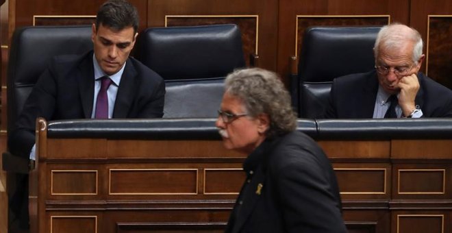 El portavoz de ERC, Joan Tardà, pasa ante el jefe del Ejecutivo, Pedro Sánchez y el ministro de Exteriores, Josep Borrell. - EFE