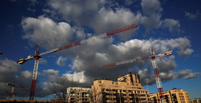 Las grúas han vuelto a proliferar en las principales ciudades españolas a pesar del amplio stock de vivienda disponible./ REUTERS