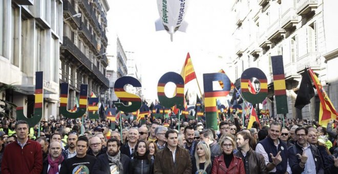 Imagen difundida por Ciudadanos de la politizada cabecera de la manifestación de Jusapol en Barcelona, con Albert Rivera e Inés Arrimadas en el centro de la pancarta principal. CS