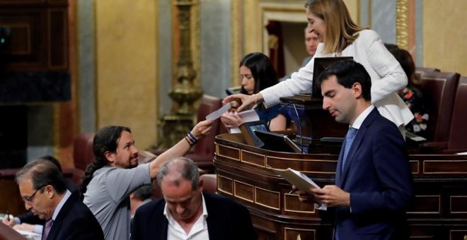 El líder de Podemos, Pablo Iglesias, efectúa su voto a la presidenta de la cámara, Ana Pastor durante el primer pleno del Congreso de los Diputados, en el que se debate la elección del nuevo Consejo de Administración y el presidente de RTVE. EFE/Juan Carl