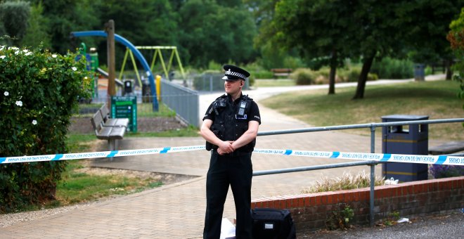 Un policía vigila los Queen Elizabeth Gardens después de que dos ciudadanos británicos hayan sido envenenados en Salisbury. /REUTERS
