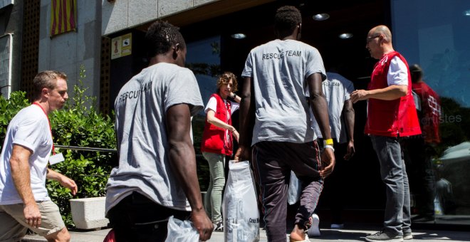 Una cinquantena de migrants rescatatats al Mediterrani per Proactiva Open Arms arriben a la residència Joaquim Blume aquest dimecres. EFE / Quique García.
