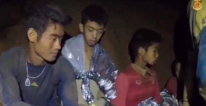 Captura de video cedida por el Ejército tailandés que muestra a varias de las personas atrapadas en la cueva. (EFE)